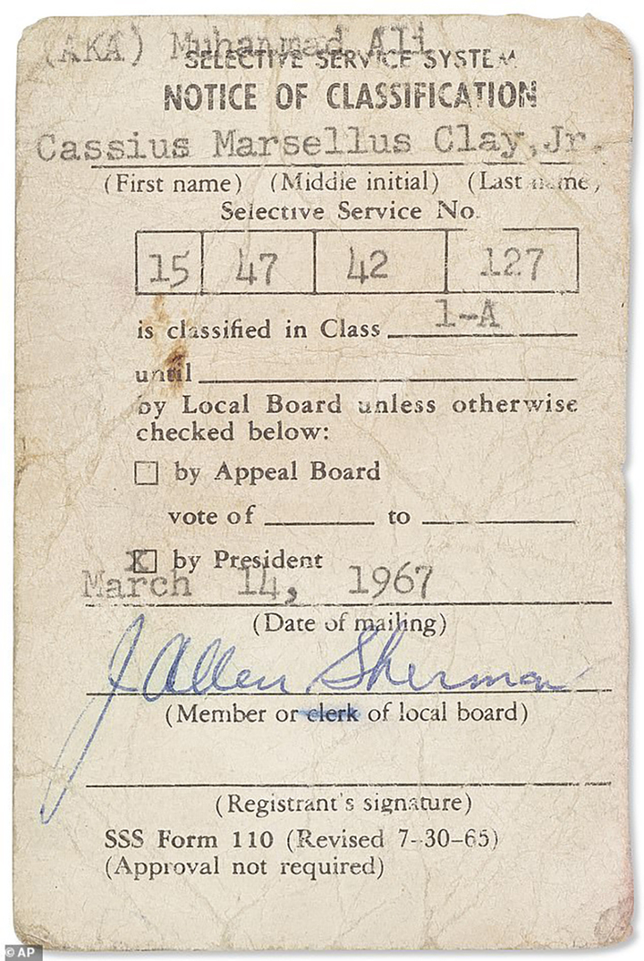 Mẩu giấy đặc biệt của Muhammad Ali thổi bùng ngọn lửa phản đối xâm lược Việt Nam- Ảnh 2. Tấm thẻ nghĩa vụ quân sự của Muhammad Ali đang được rao bán