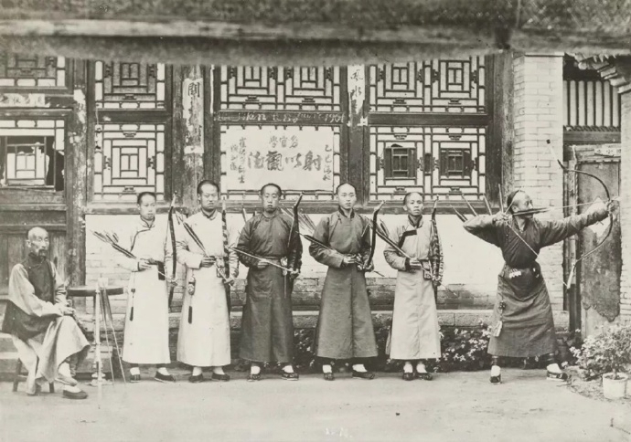 Các thị vệ nhà Thanh tập bắn cung Thị vệ triều Thanh luyện tập