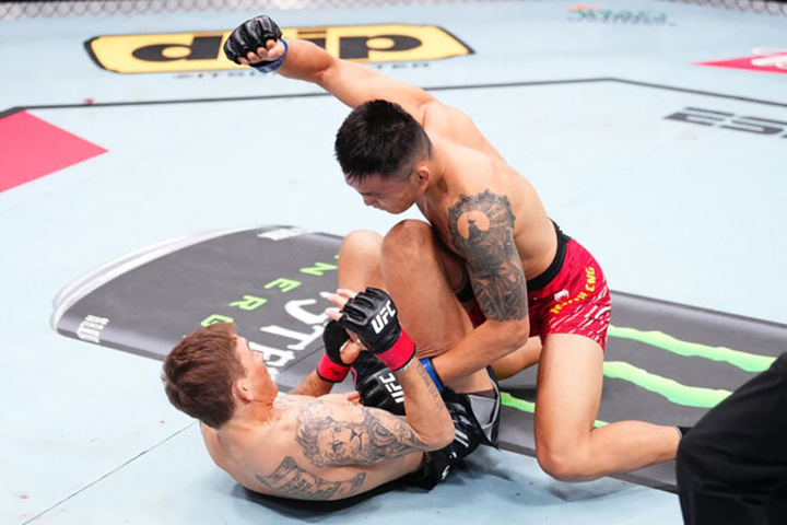 Aoriqileng tung mưa đòn trước khi trọng tài dừng trận đấu Aori Qileng tiếp tục tấn công sau knock-out