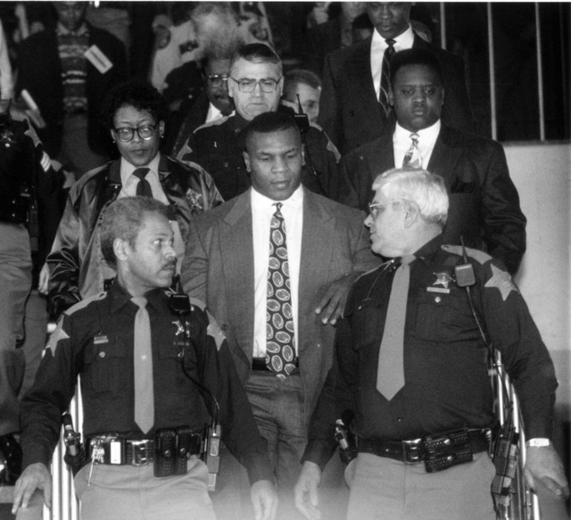 Mike Tyson ra tòa án