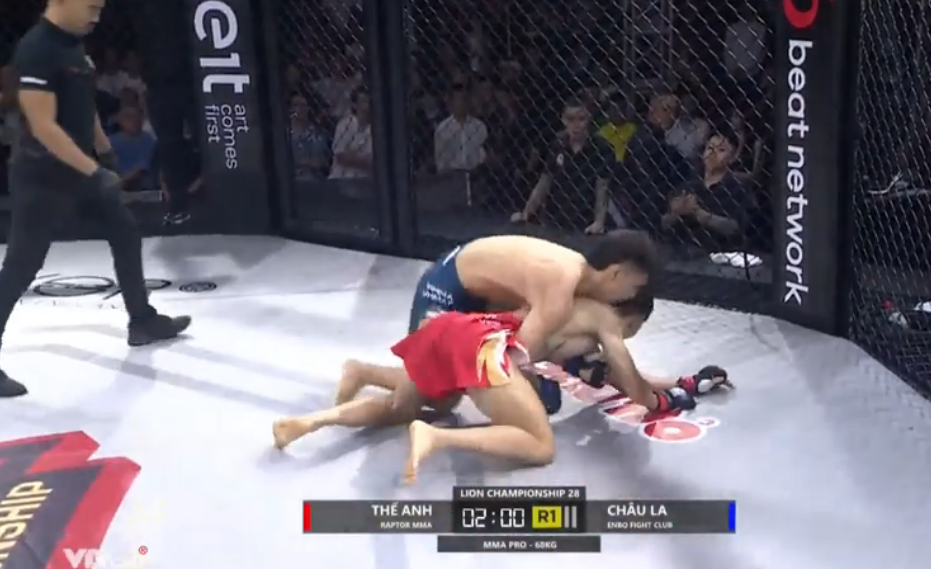 Võ sĩ Việt Nam trúng “độc chiêu” của cao thủ Trung Quốc- Ảnh 2. Châu La phản đòn để chiến thắng