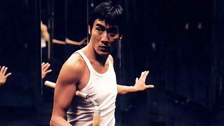 Lương Gia Huy tái hiện Lý Tiểu Long với côn nhịkhúc