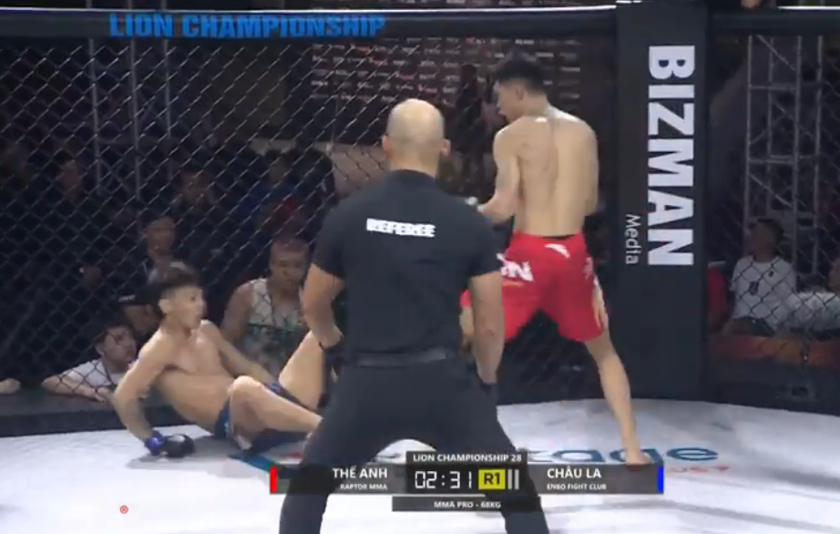 Võ sĩ Việt Nam trúng “độc chiêu” của cao thủ Trung Quốc- Ảnh 1. Châu La (quần xanh) ngã xuống sàn đấu