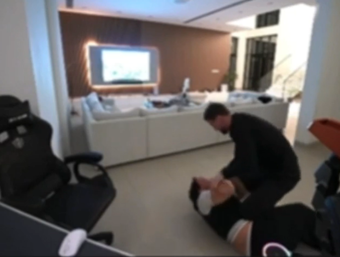 Streamer và võ sĩ vật lộn trên ghế