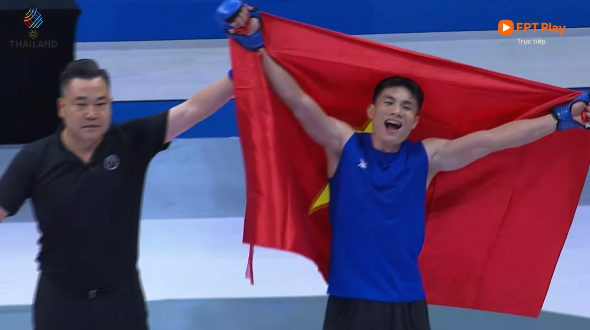 Võ sĩ Việt Nam trút mưa đòn xuống địch thủ Malaysia, giành HCV lịch sử tại SEA Games - Ảnh 2. Niềm vui chiến thắng của Quàng Văn Minh