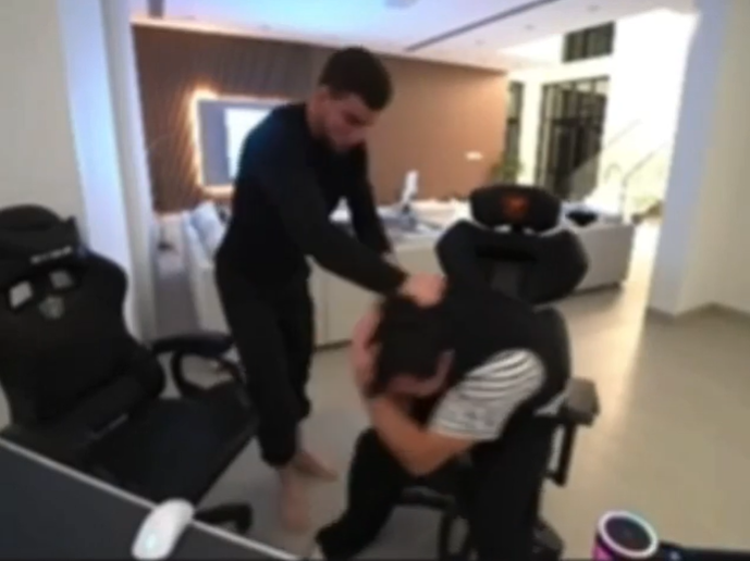 Streamer thu hút người xem bằng chiêu trò gây sốc