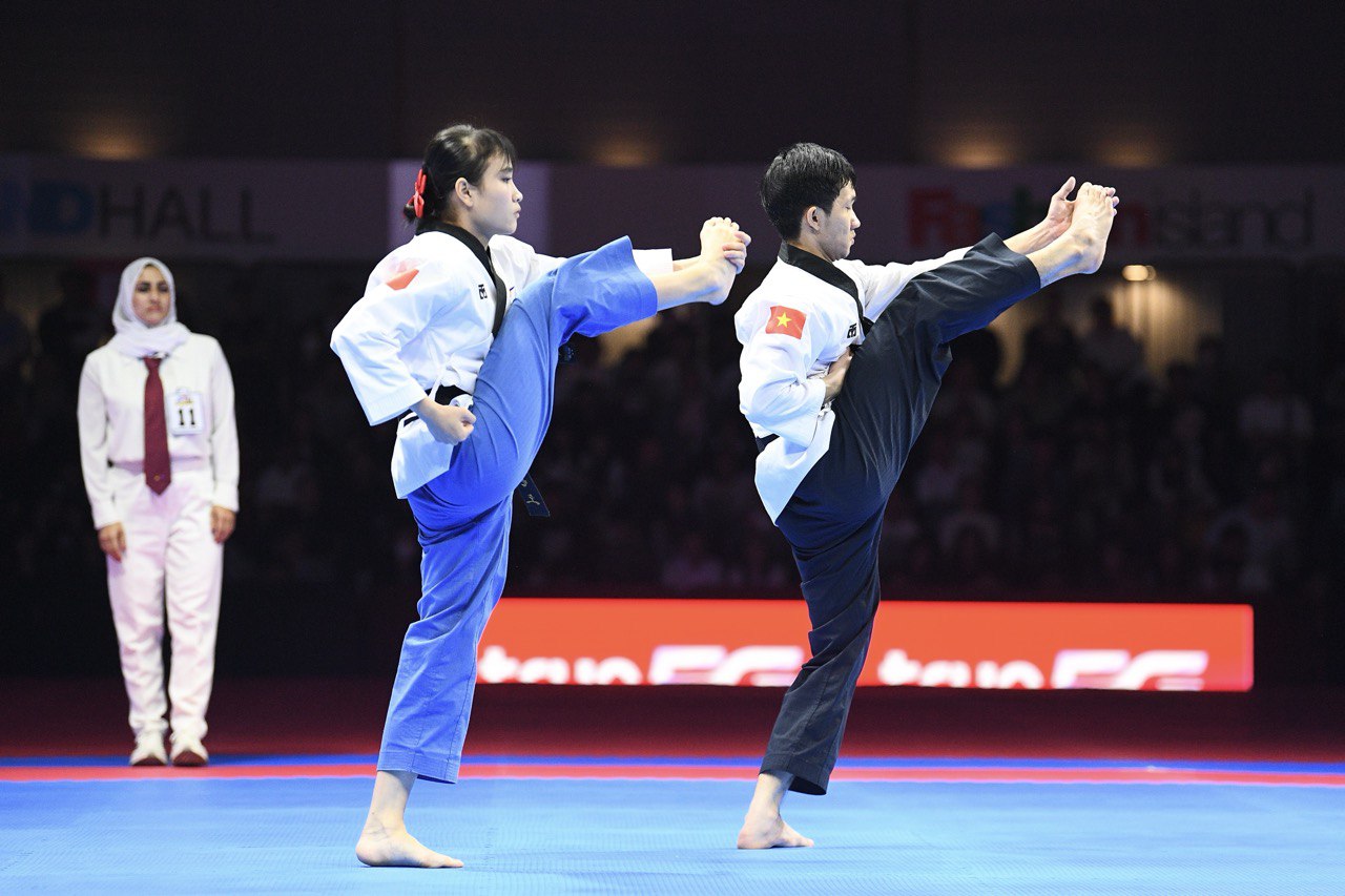 Vận động viên thi đấu quyền biểu diễn đôi